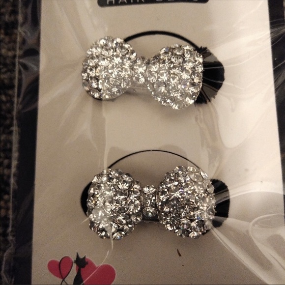 Accessories - 🎉SOLD🎉NO OFFERS🎉Rhinestone hair ties🌺